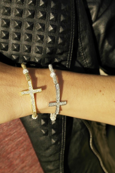 Petit bracelet élastiqué croix