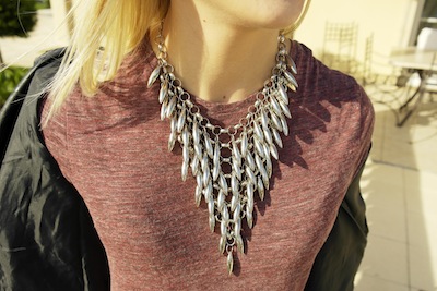 Collier en pointe avec picots