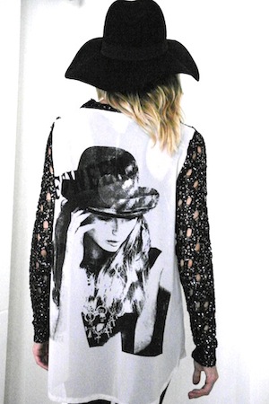 Pull grande photo dans le dos